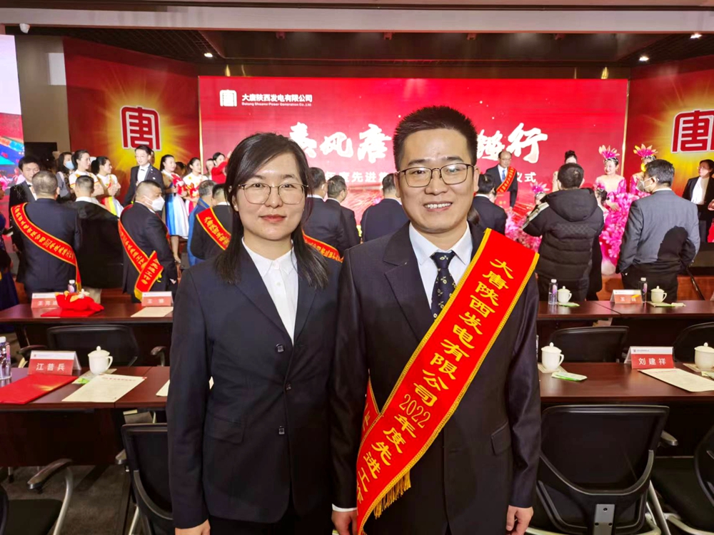 4.韩城第二发电公司楚乐、李玉珍夫妇在获奖现?。ú芫粕悖?jpg